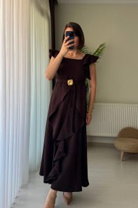 Fırfır Detay Kemerli Kare Yaka Kahve Uzun Elbise